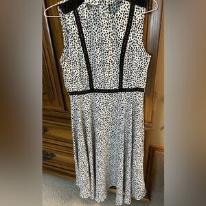 H&M dress 😍 Size 6, black and white dress 💕 Perfect for a prom or wedding!